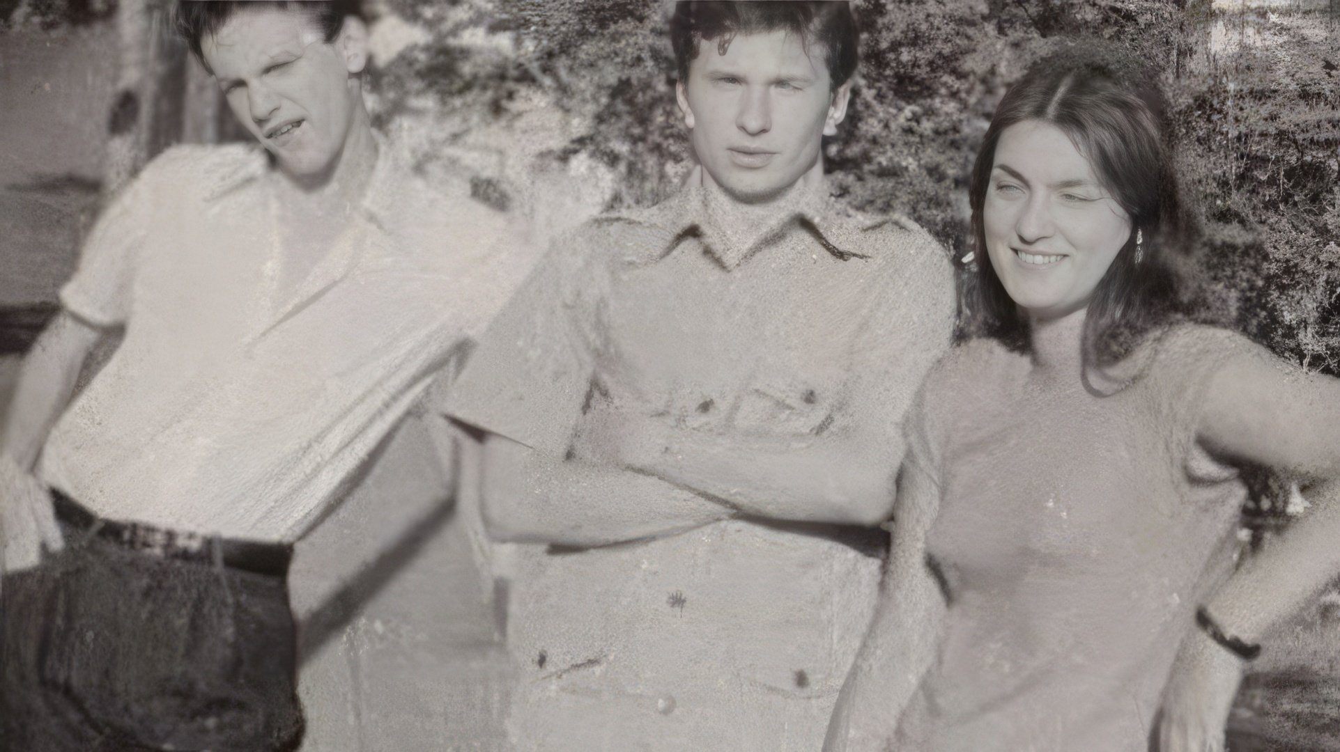 Молодой Игорь Сечин в Мозамбике (в центре)