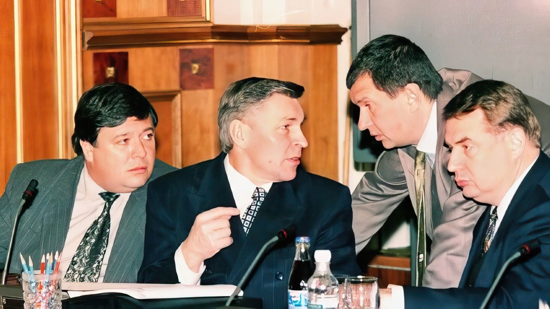 Игорь Сечин (второй справа) на совещании Правительства (1999)