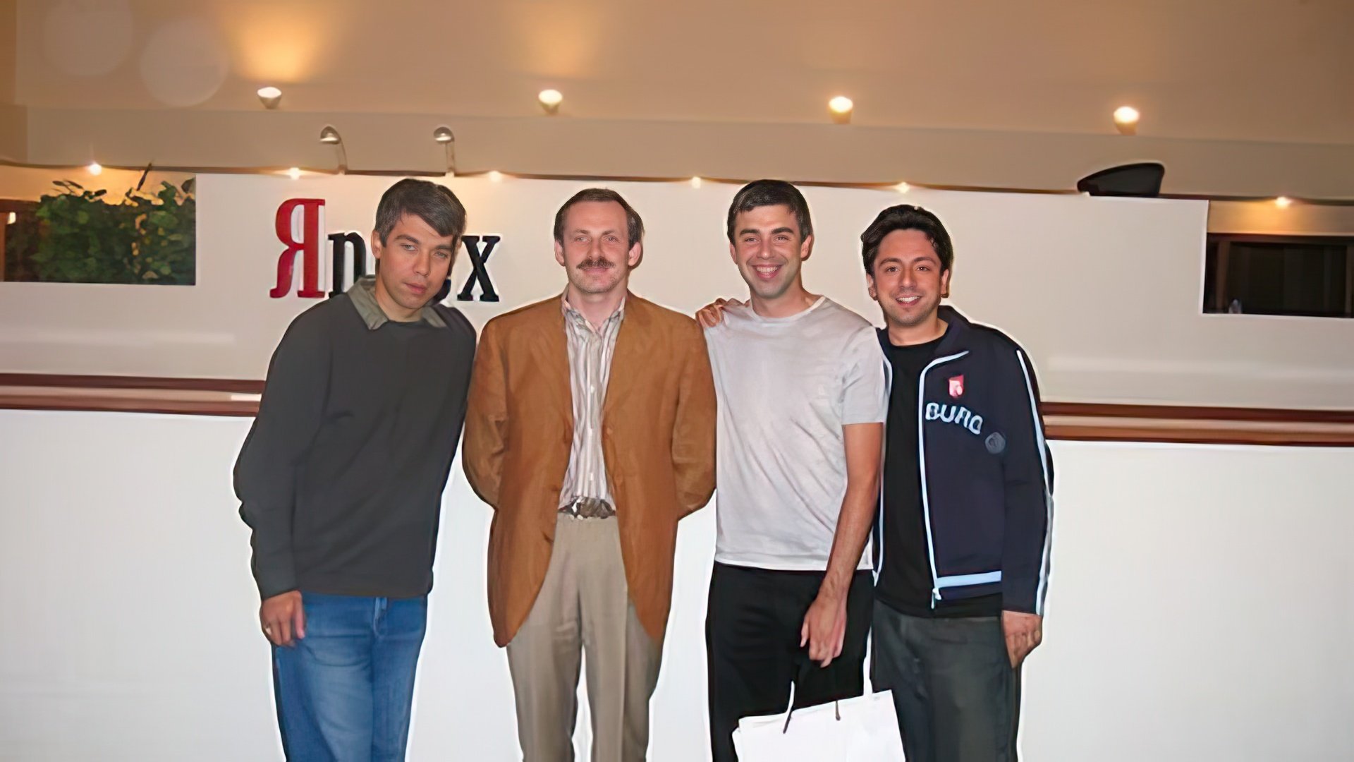 По предложению Воложа, начальные английские буквы они заменили на нашу «Я», получив эксклюзивное «Яndex»