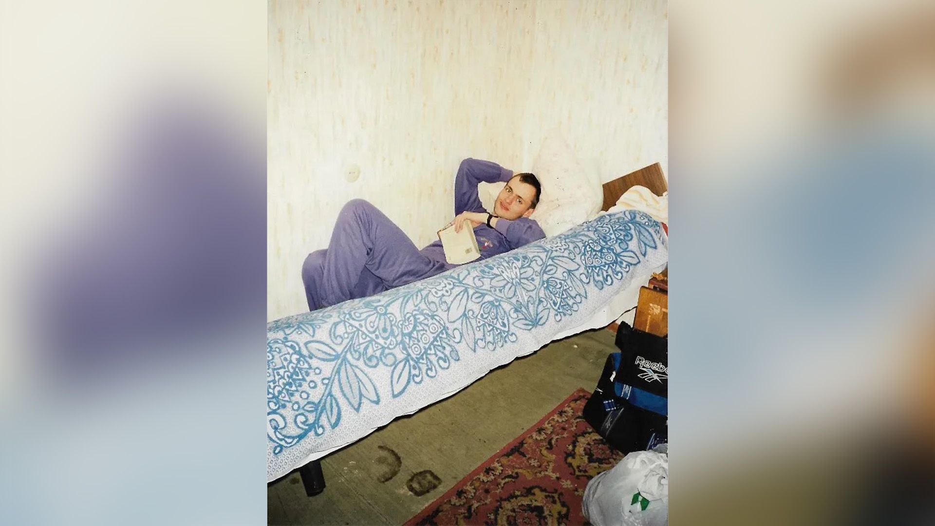 Николай Дуров с книгой лежит на кровати