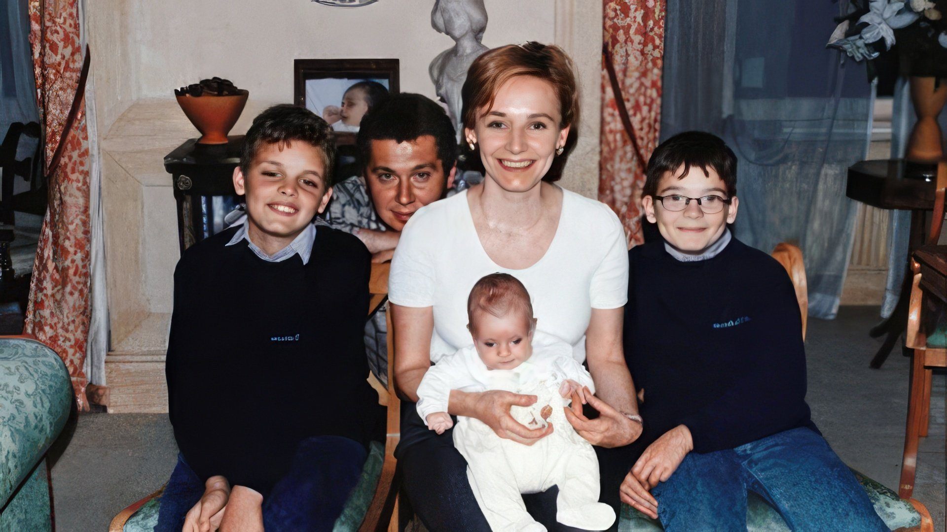 Александр Мамут с женой Надеждой и тремя сыновьями